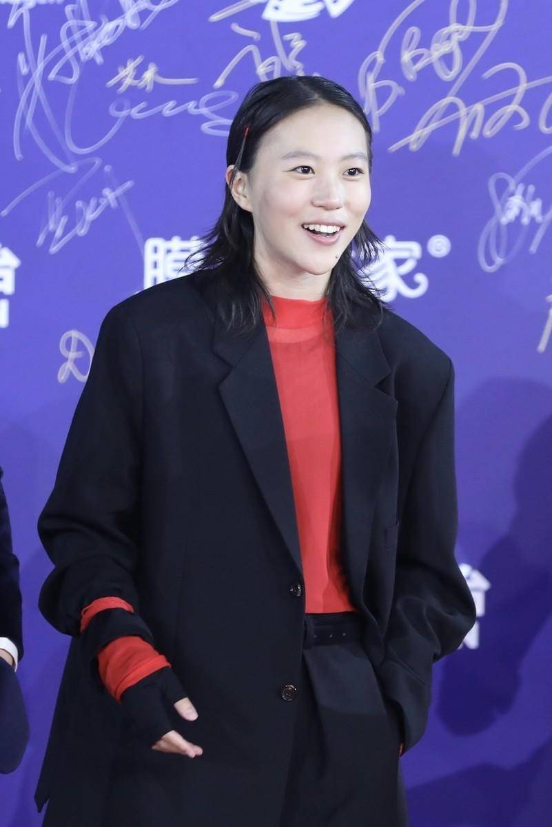 黑色|窦靖童的中性穿搭很抢镜,黑色西服套装内搭红色针织衫,又飒又美