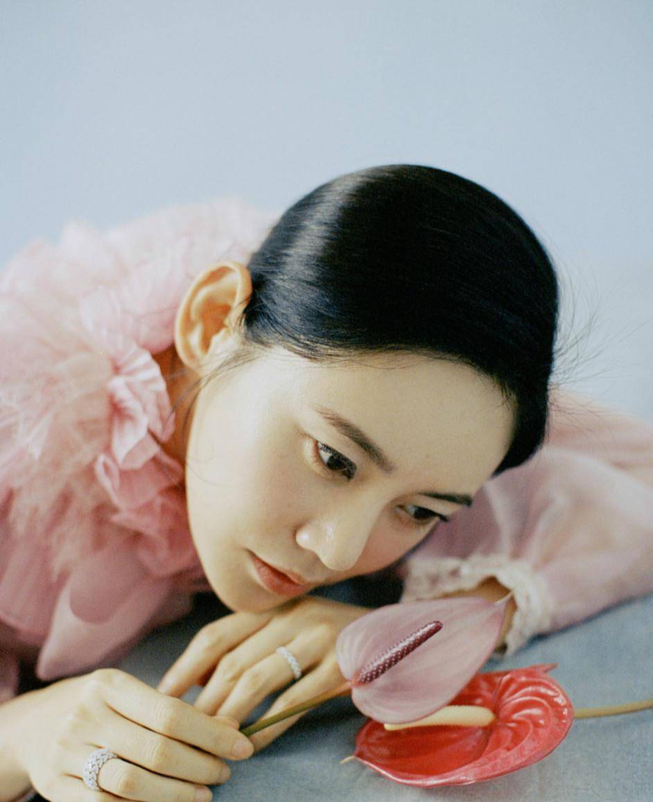 波浪|秋瓷炫不再穿“品如”衣服，改穿时髦粉色纱衣，波浪卷发不像40岁