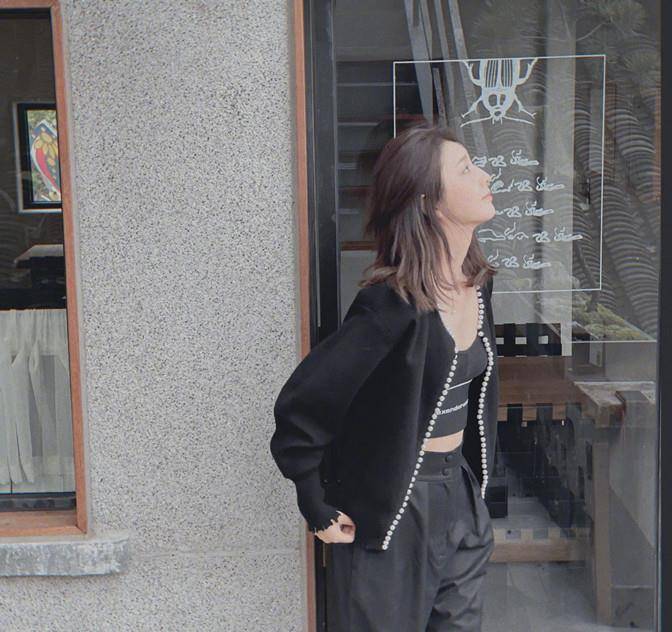 短裙|佟丽娅逛游乐园，穿无袖背心配短裙快瘦成麻杆，腿还没助理胳膊粗