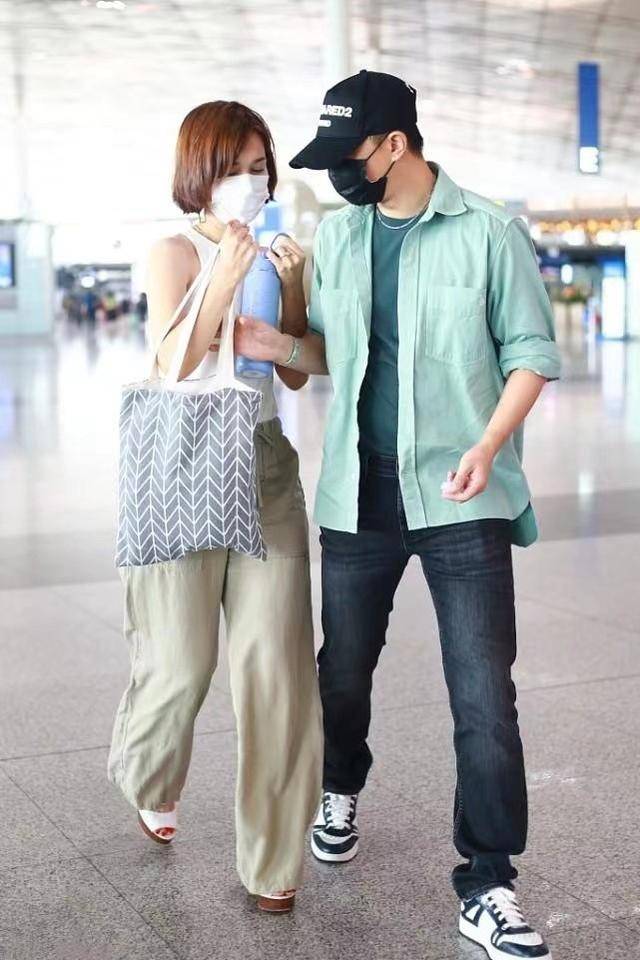韩庚|卢靖姗机场私服，穿露肩白T勾显好身材，韩庚帮提包让人羡慕