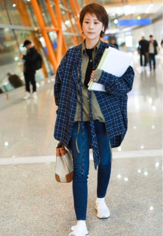 经验|日常出行穿衬衫怎么搭，老戏骨海清有经验，帮你时髦保暖两不误