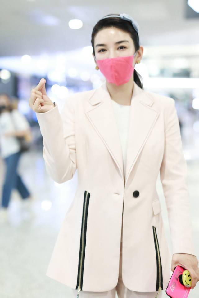 黄奕|黄奕越来越会穿了,四十出头的年纪,竟然也能穿出少女感