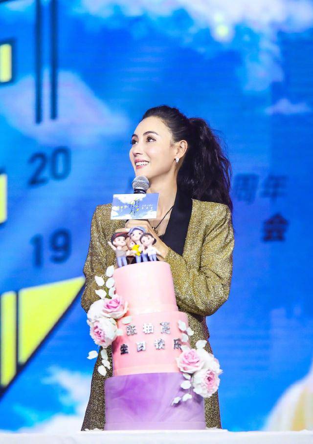 设计|41岁张柏芝气质真好，穿金色西装扎高马尾时尚减龄，美得高级