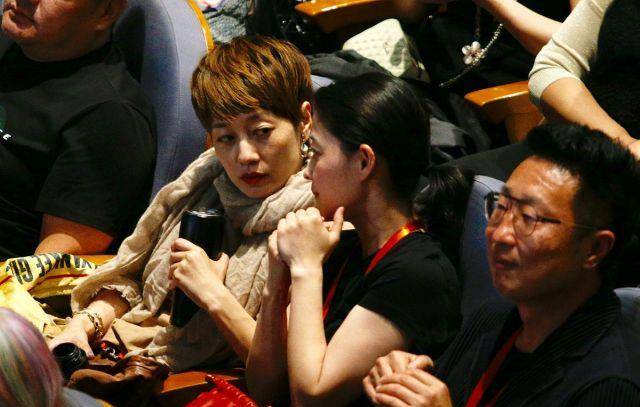 马伊琍|马伊琍梅婷乌镇同游，穿休闲服晒自拍，老戏骨少女颜