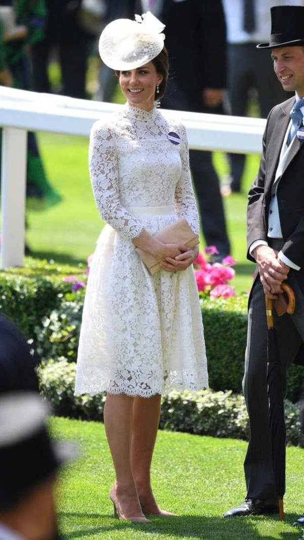 黑色|凯特王妃气质真好，黑色蕾丝裙穿出高级感，不戴珠宝也有贵族气息