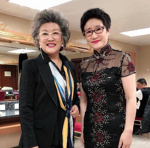 显得|老戏骨宋春丽新潮时髦，黑西装配红唇惊艳大气，浑身老艺术家气质