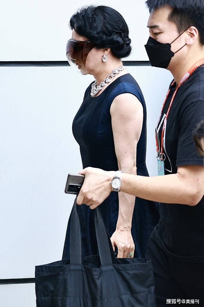 脸部|54岁金星老了！最新照脸部浮肿颈纹明显，小黑裙配镶钻珠宝好贵气