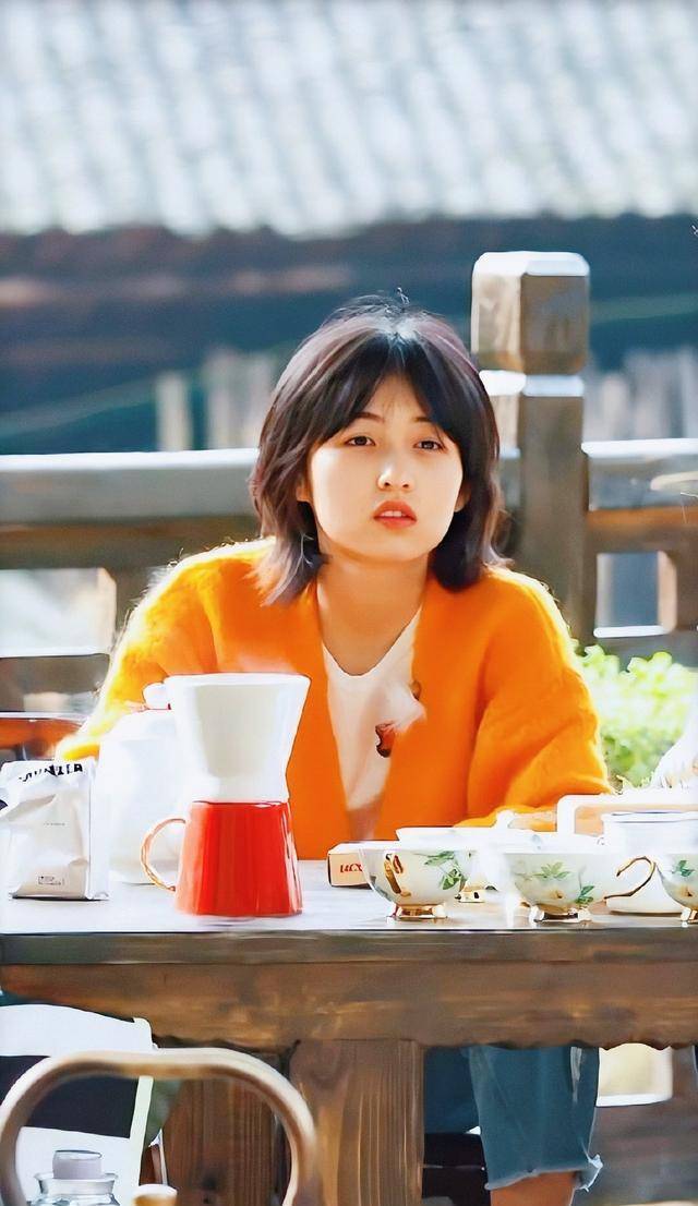 帽子|00后“老戏骨”张子枫，演技派的少女穿搭范本，可盐可甜超有范儿