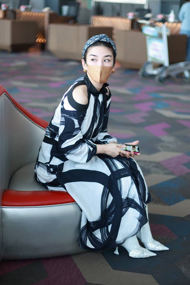黄奕|黄奕越来越会穿了,四十出头的年纪,竟然也能穿出少女感
