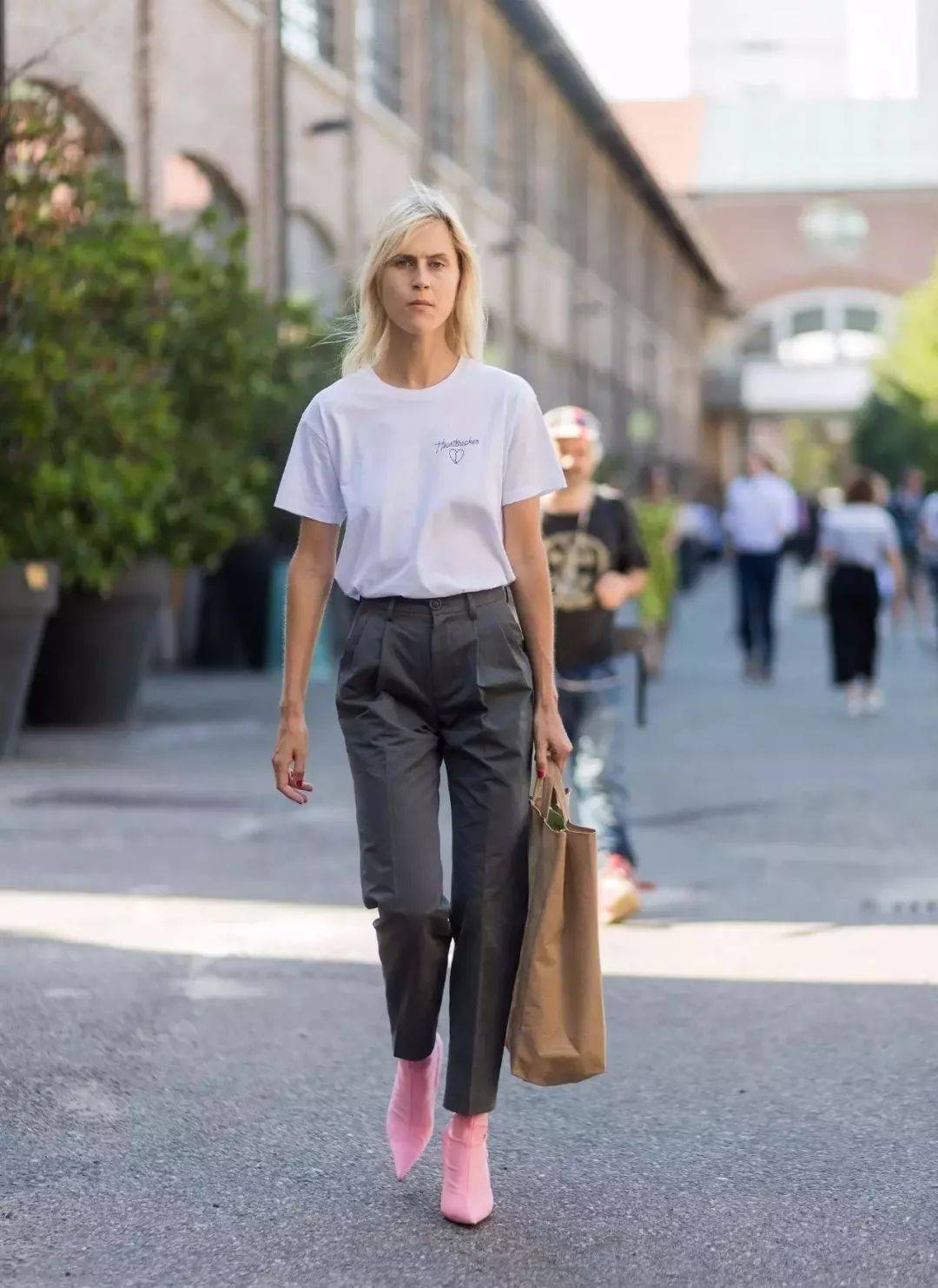 颜色|衣品好的女人，“T恤+直筒裤”就能穿出法式优雅，看来会穿很重要