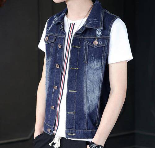 整体|老戏骨牛犇只身现身机场,花俏无袖夹克,精神气十足