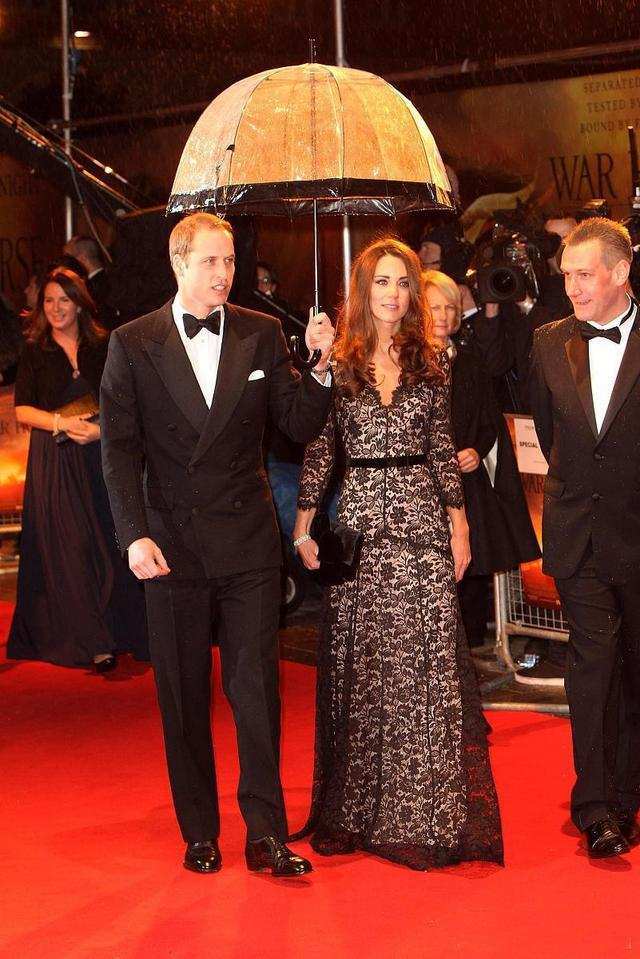 黑色|凯特王妃气质真好，黑色蕾丝裙穿出高级感，不戴珠宝也有贵族气息