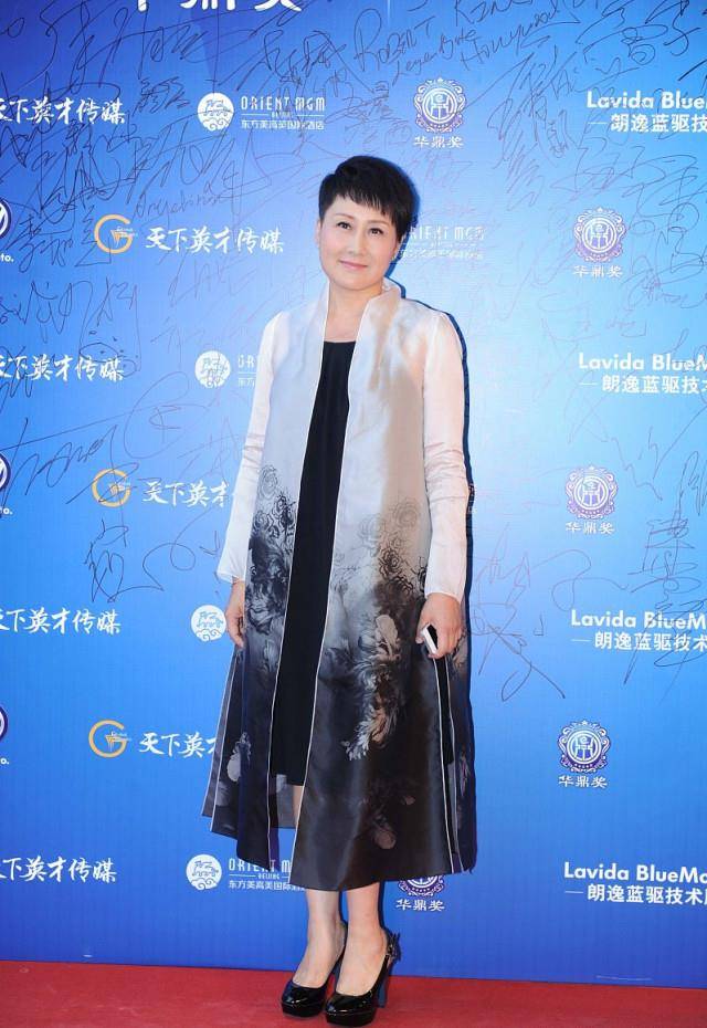一身|老戏骨“张凯丽”真会穿，一身水墨图案礼服出镜，传统风格好时髦