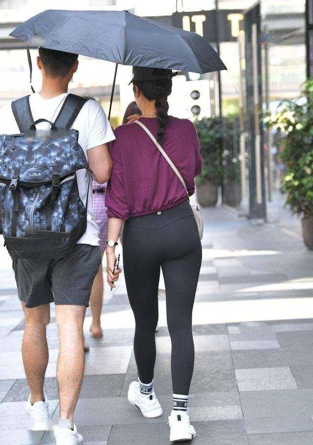 整体|黑色打底裤搭配灰色上衣，会显得腰身，整体视觉效果更加好