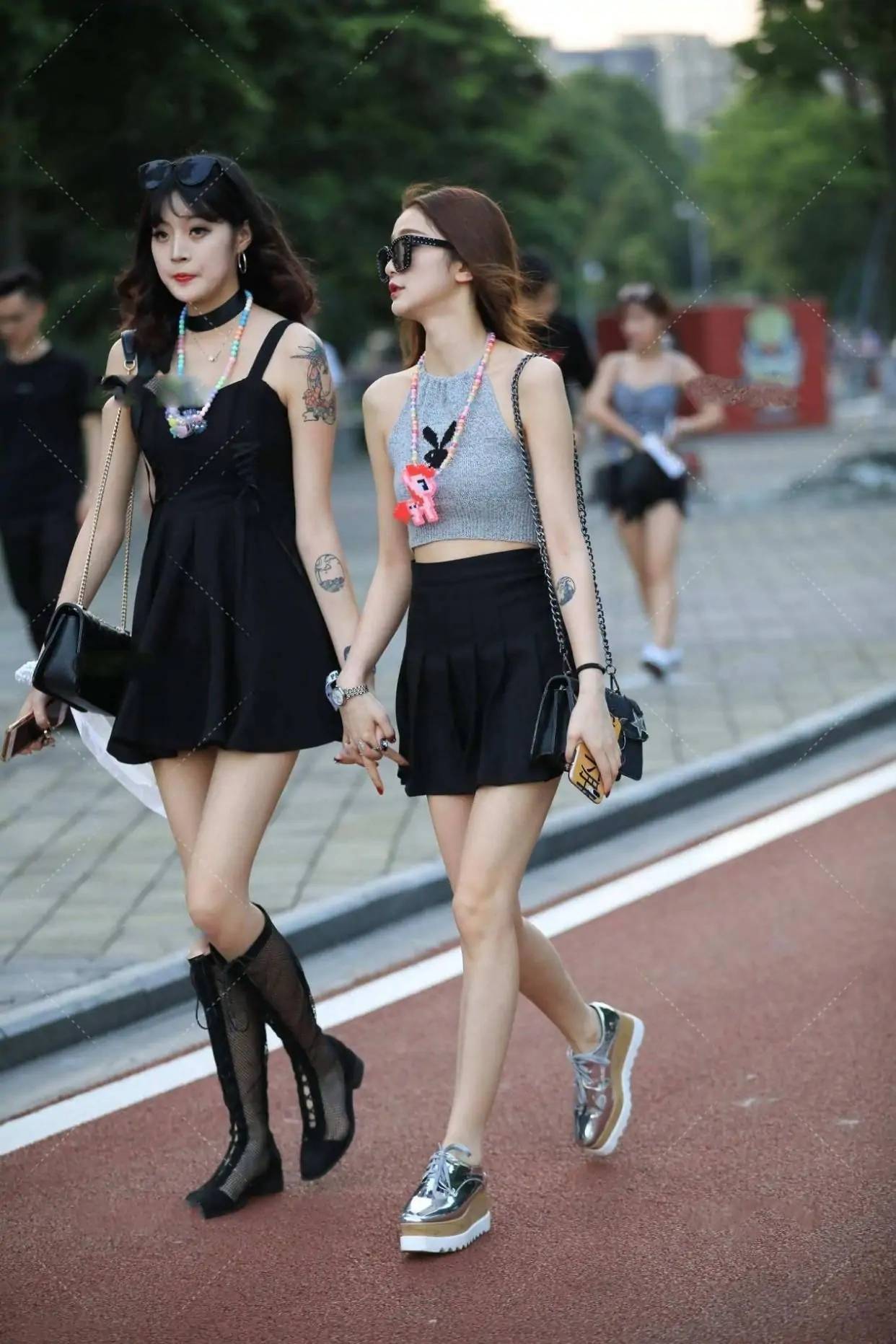 设计|挂脖短衫、百褶短裙，清爽舒适的穿搭，减龄效果会更好