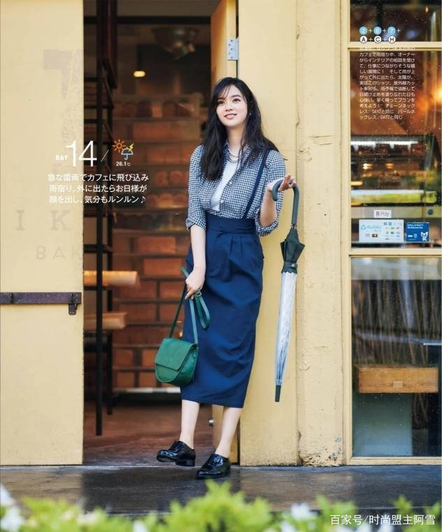 身材|女人55岁以后，建议少穿T恤，今夏学刘晓庆这样穿，时髦还减龄