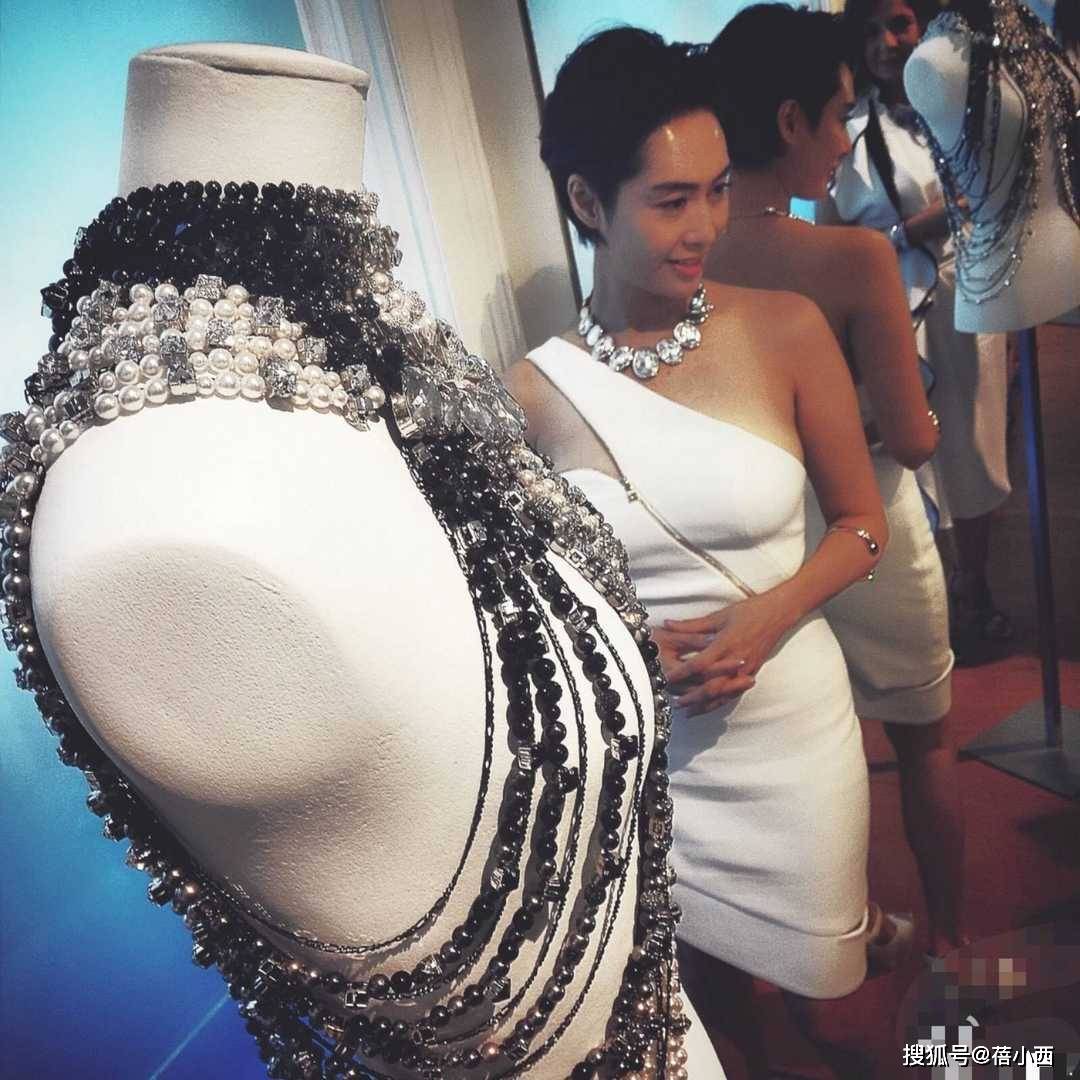 傲人|朱茵完全忽略了大婶的年龄,一身别致穿搭,大胆展现“傲人”身材