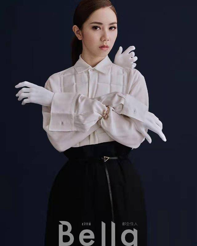 下半身|紧身小脚裤能够凸显女生身材的线条感，又是基础款式，所以非常＂受宠＂