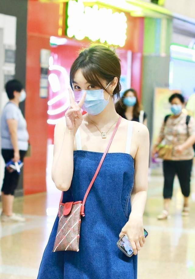 马路|不愧是李菲儿，一袭吊带裙穿得风情万种，也太会放飞自我了