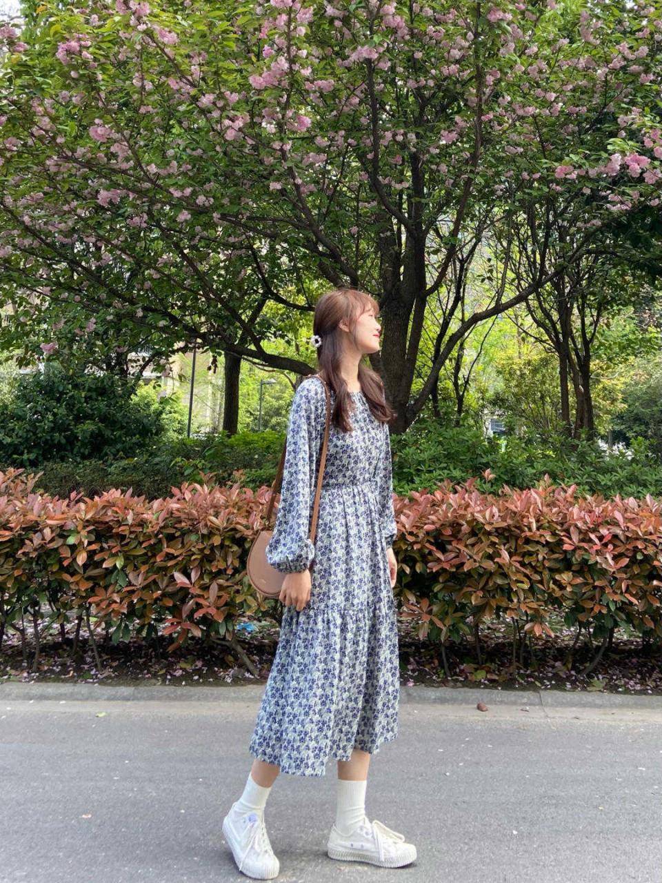 卫衣|衣不必多和也不必贵,秋天拥有这几款碎花裙,照样美得出众