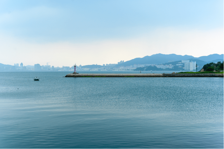 真正的教育学习 威海有座小岛 人称 海上桃源 游客可在此地和潜艇零距离接触