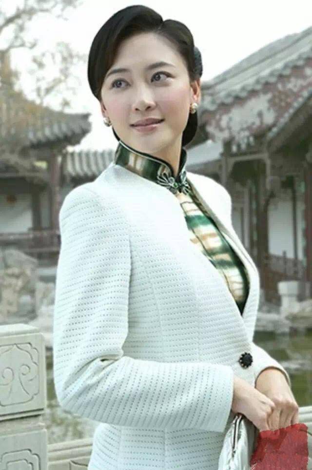 刺绣|老戏骨归亚蕾真洋气！蝴蝶衬衣配刺绣牛仔不像76岁，拖鞋更特别