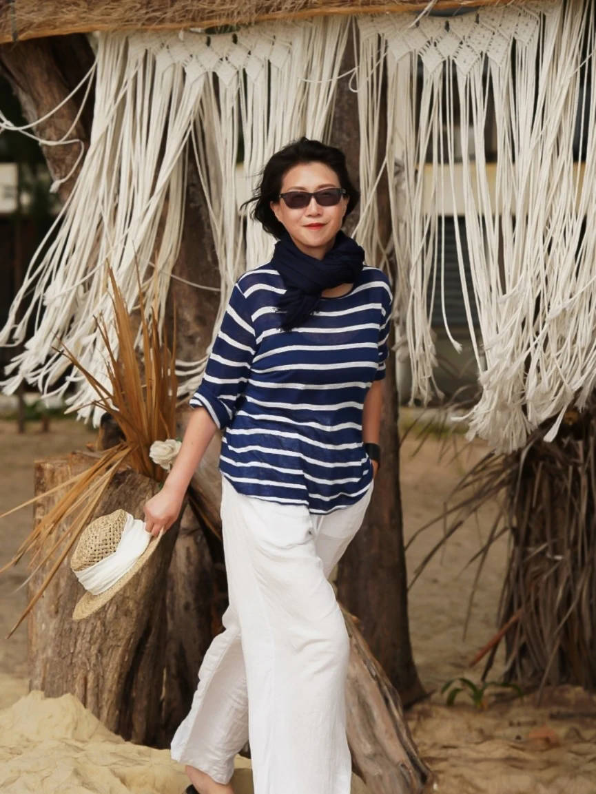 平底鞋|五六十岁的女人，入秋少穿黑裤子，瞧棉麻裤配平底鞋，洋气更减龄