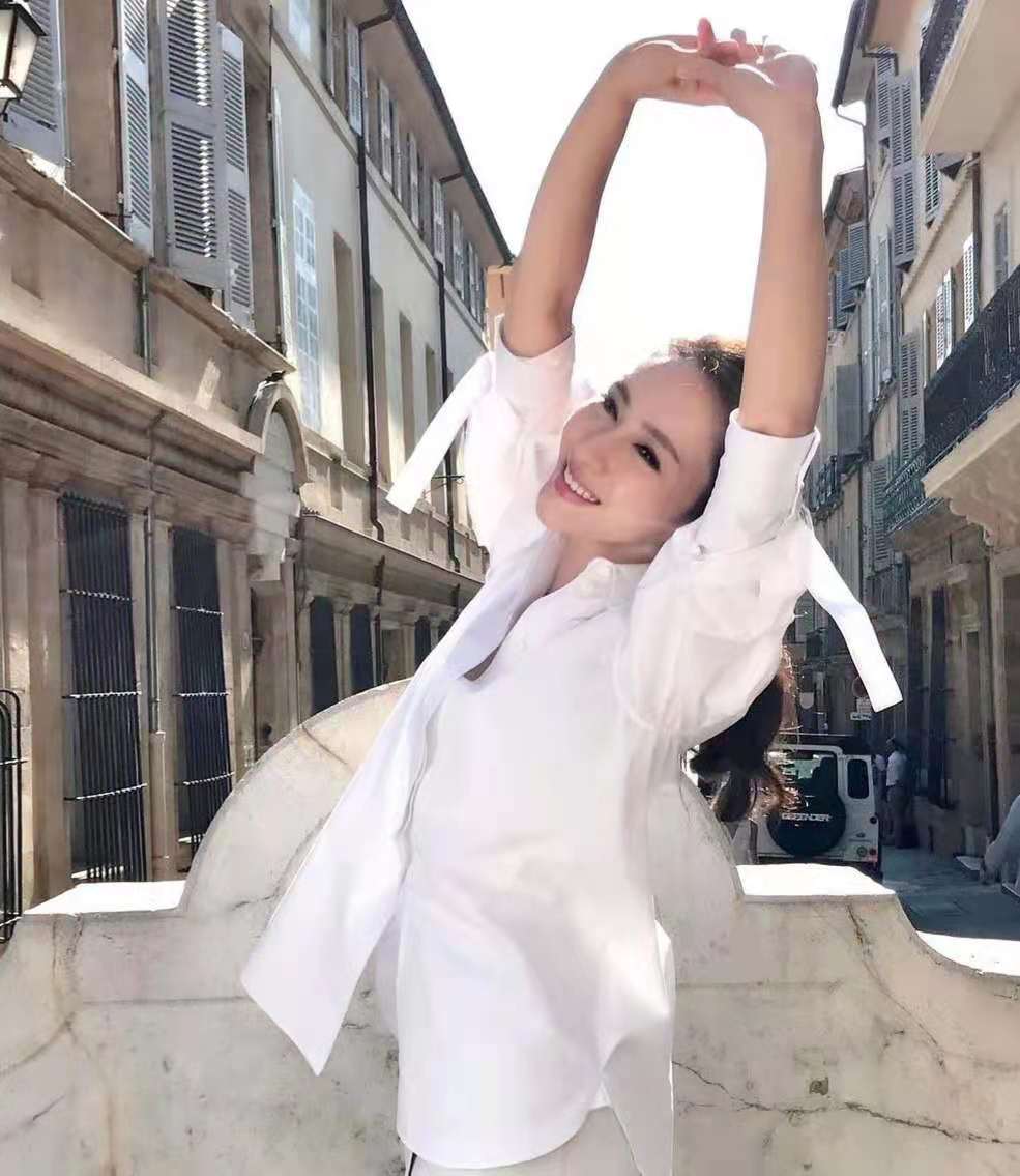 颜色|岁月从不败美人，黎姿老了也挺美，还更有女人味了