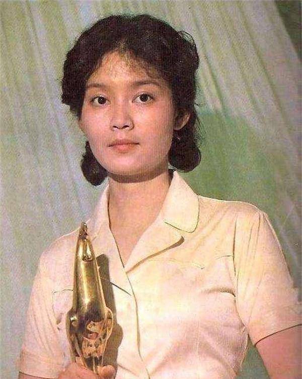 毛衣|老戏骨潘虹,年轻时竟然这么美,时尚的穿搭放到现在也“不过时”