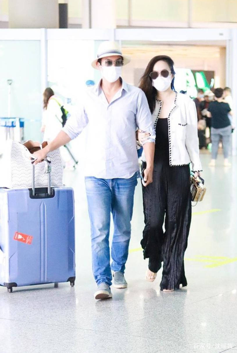 身材|霍思燕携老公走机场，穿小香风外套很精致，站在杜江身后小鸟依人