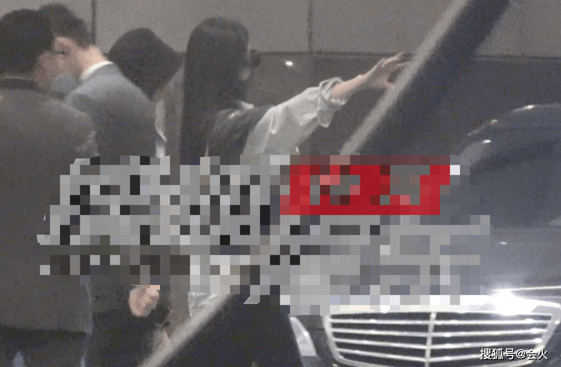 时尚|刘亦菲与闺蜜酒店被拍！披毛毯出行打扮低调，独自拦车身边无助理