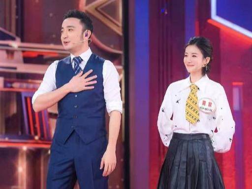 元素|金奖蔡紫罕见登杂志！开衫＋T恤气质竟不输董卿，颜值更美过女明星