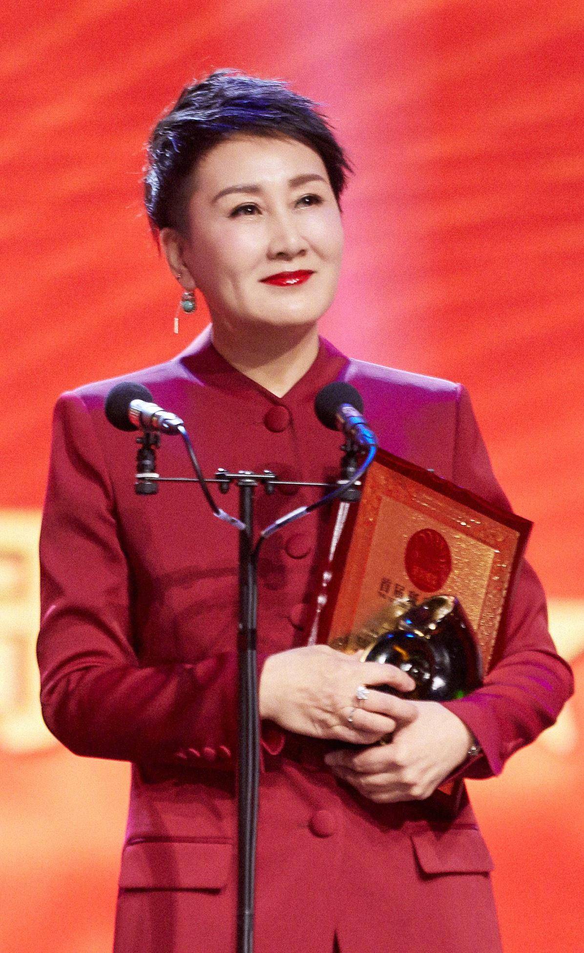 一身|老戏骨“张凯丽”真会穿，一身水墨图案礼服出镜，传统风格好时髦