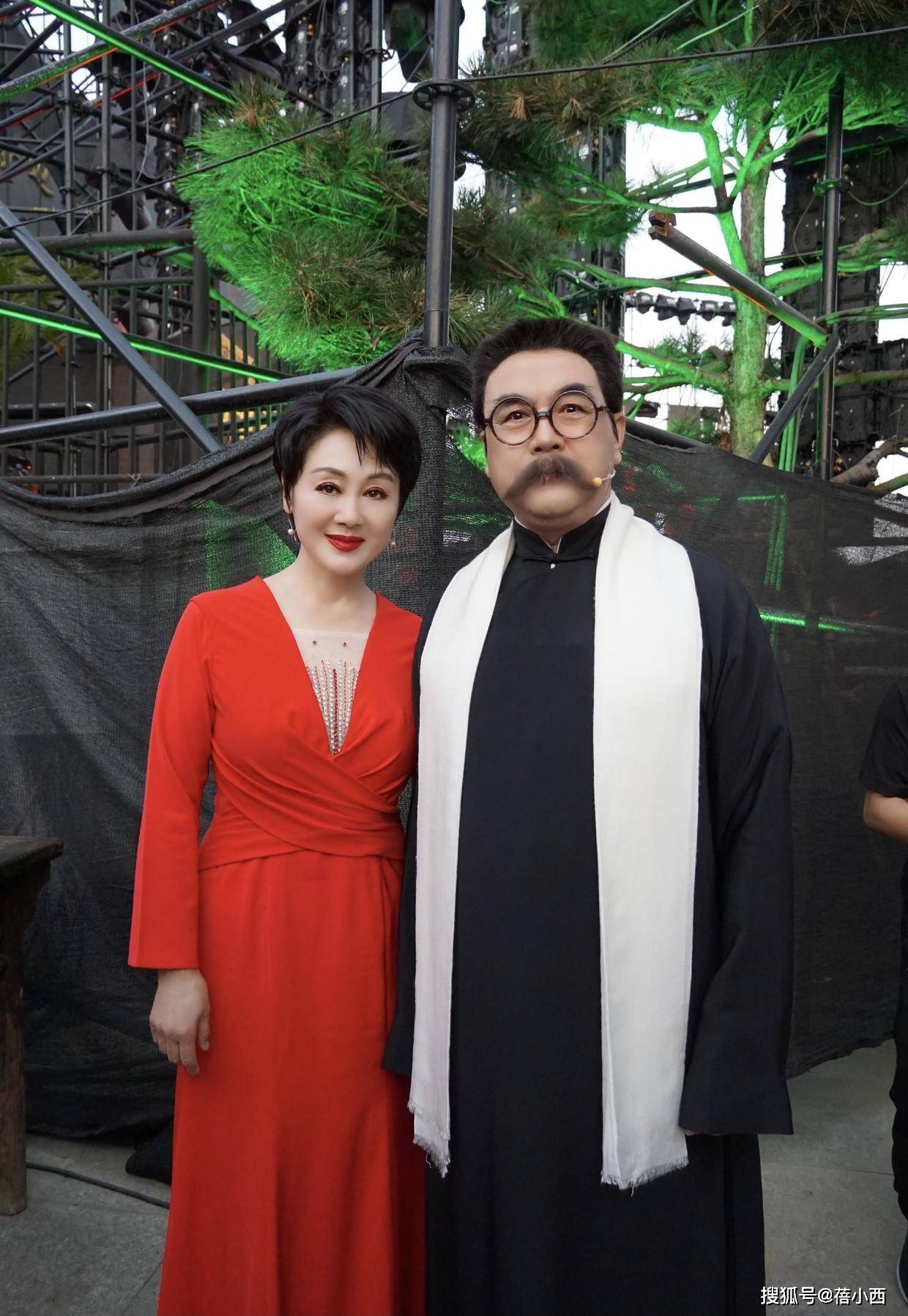 纱裙|王姬剪了沙宣头减龄10岁不止，穿黄色纱裙亮相，像换了个人似的