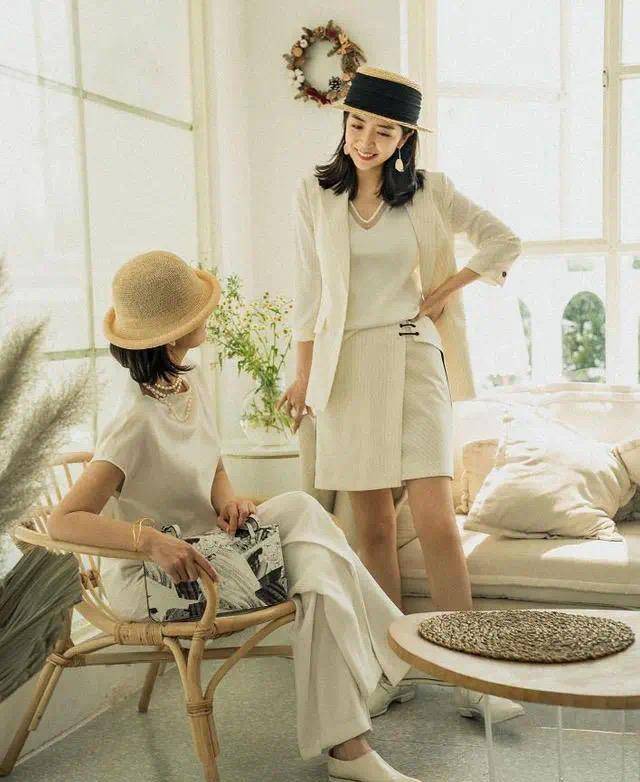 刺绣|老戏骨归亚蕾真洋气!蝴蝶衬衣配刺绣牛仔不像76岁,拖鞋更特别