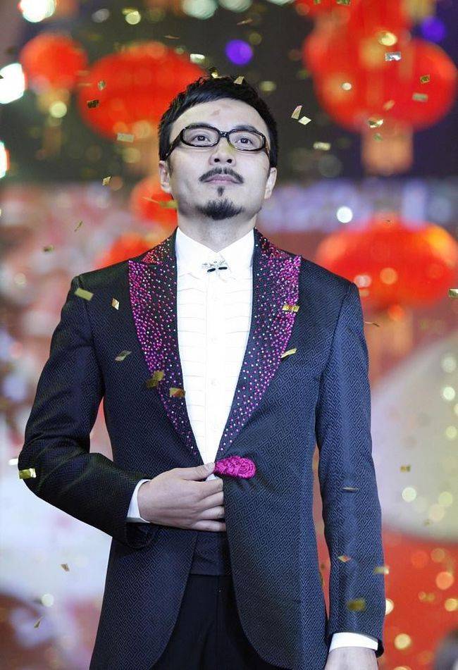 太帅|汪涵一身“军装”也太帅了,穿着迷彩服皱眉头好man,气质真绝了