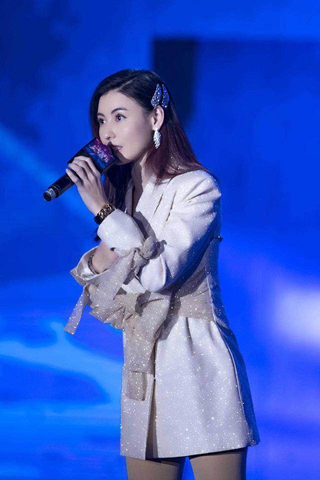 设计|41岁张柏芝气质真好，穿金色西装扎高马尾时尚减龄，美得高级