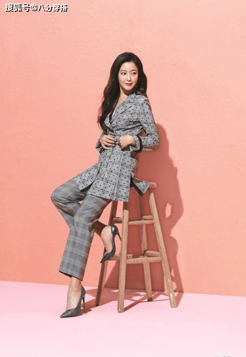 高跟鞋|金喜善的好气质真是无敌了，穿印花连衣裙端庄稳重，成熟优雅