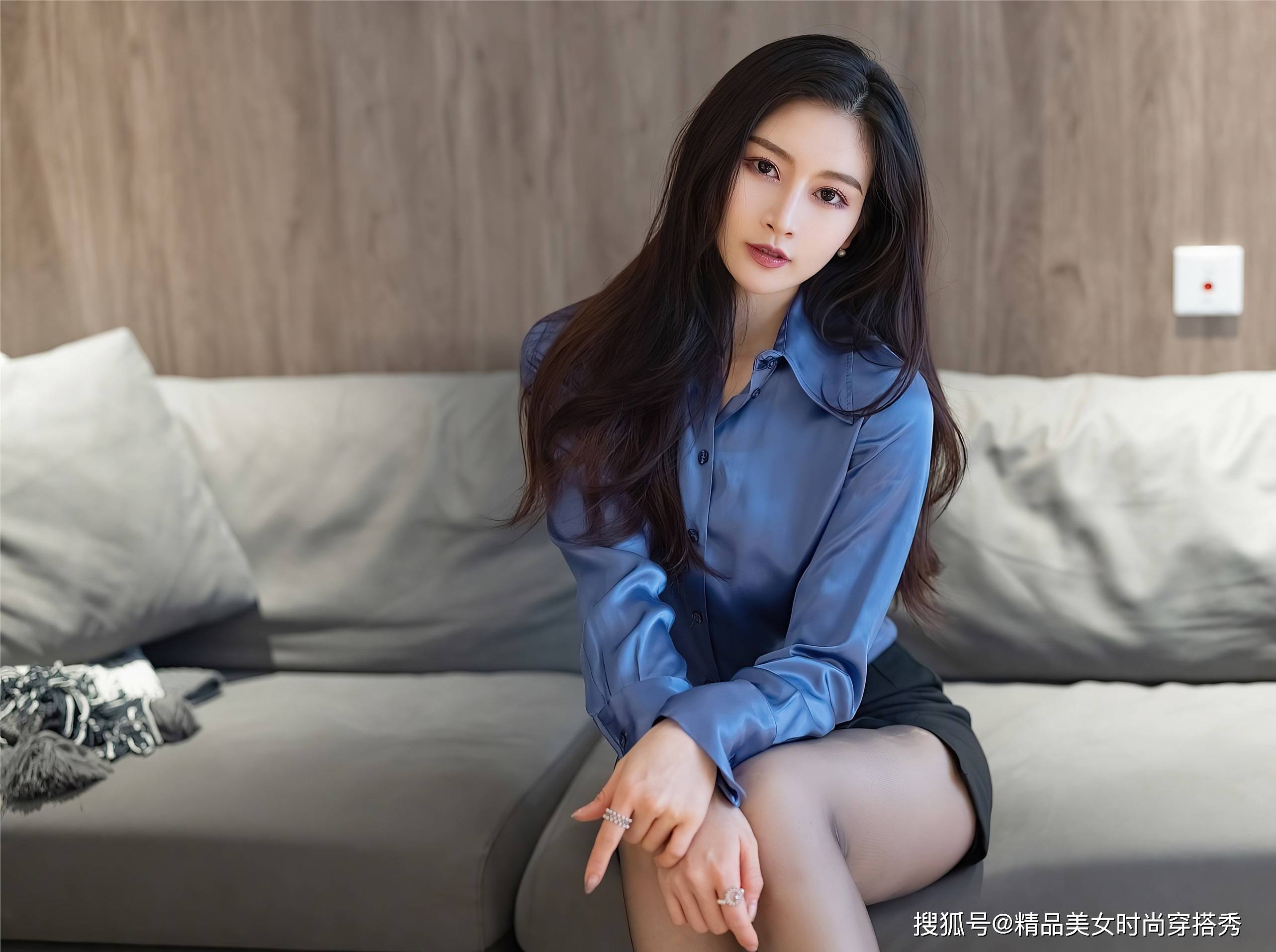 设计|简约有质感的衬衫，搭配黑色的短裙与精致的高跟鞋，绽放女性魅力