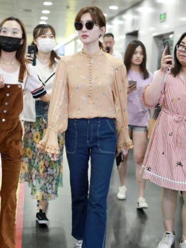 丝绸|江疏影现身东京街拍,穿丝绸粉色衬衫减龄又少女,回头率十足
