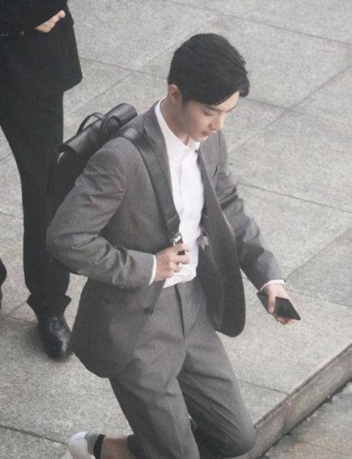 肖战背包照集锦:斗罗大陆中可爱,现实生活中年轻有活力像大学生_照片