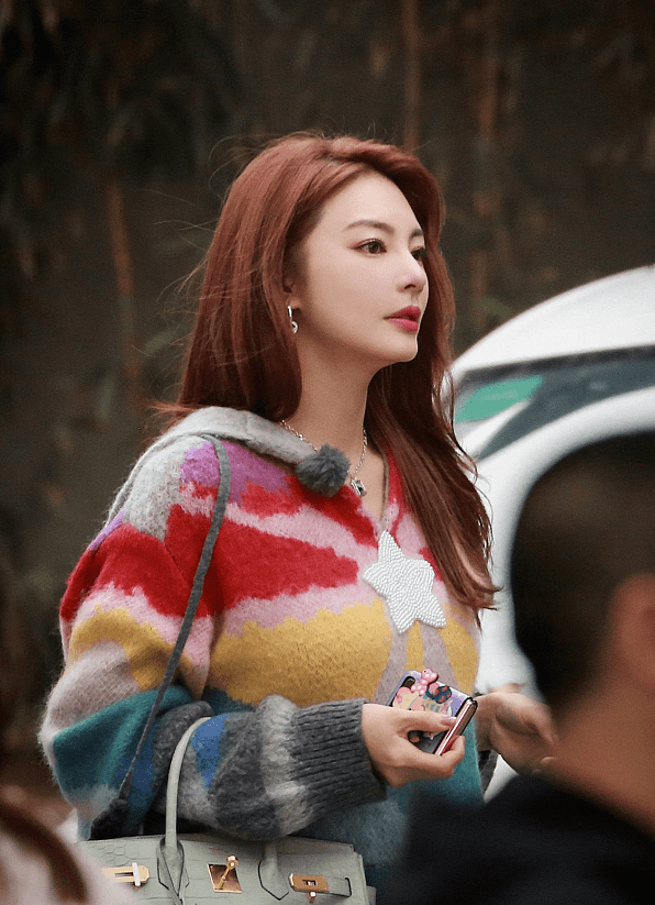 张雨绮|张雨绮也没逃过“幸福肥”，脸蛋上的肉感挺明显，但气质仍然在