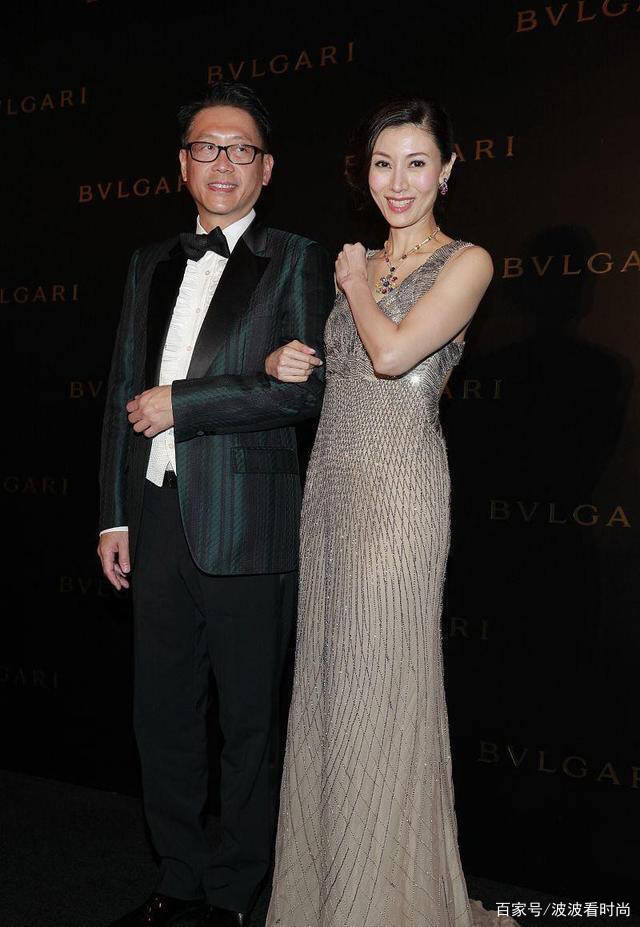 老公|李嘉欣真给老公长脸，52岁穿深V露背裙高贵迷人，阔太气质很惊艳