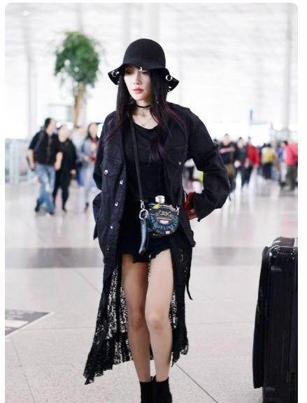 黑色|李小璐穿衣真高调，黑外套叠穿蕾丝外套现身机场，双腿太美了