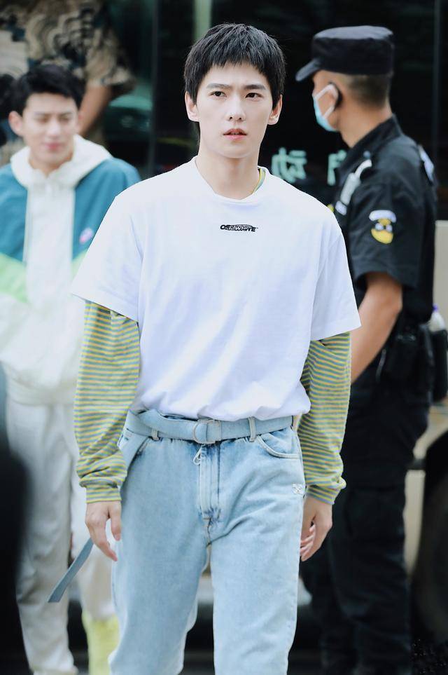 显得|杨洋这是什么操作？保安服也能穿成时尚，粉丝：时尚关键看脸