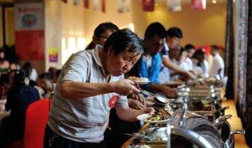 日本人在中国吃自助餐，专门吃“便宜货”中国人：体验生活？