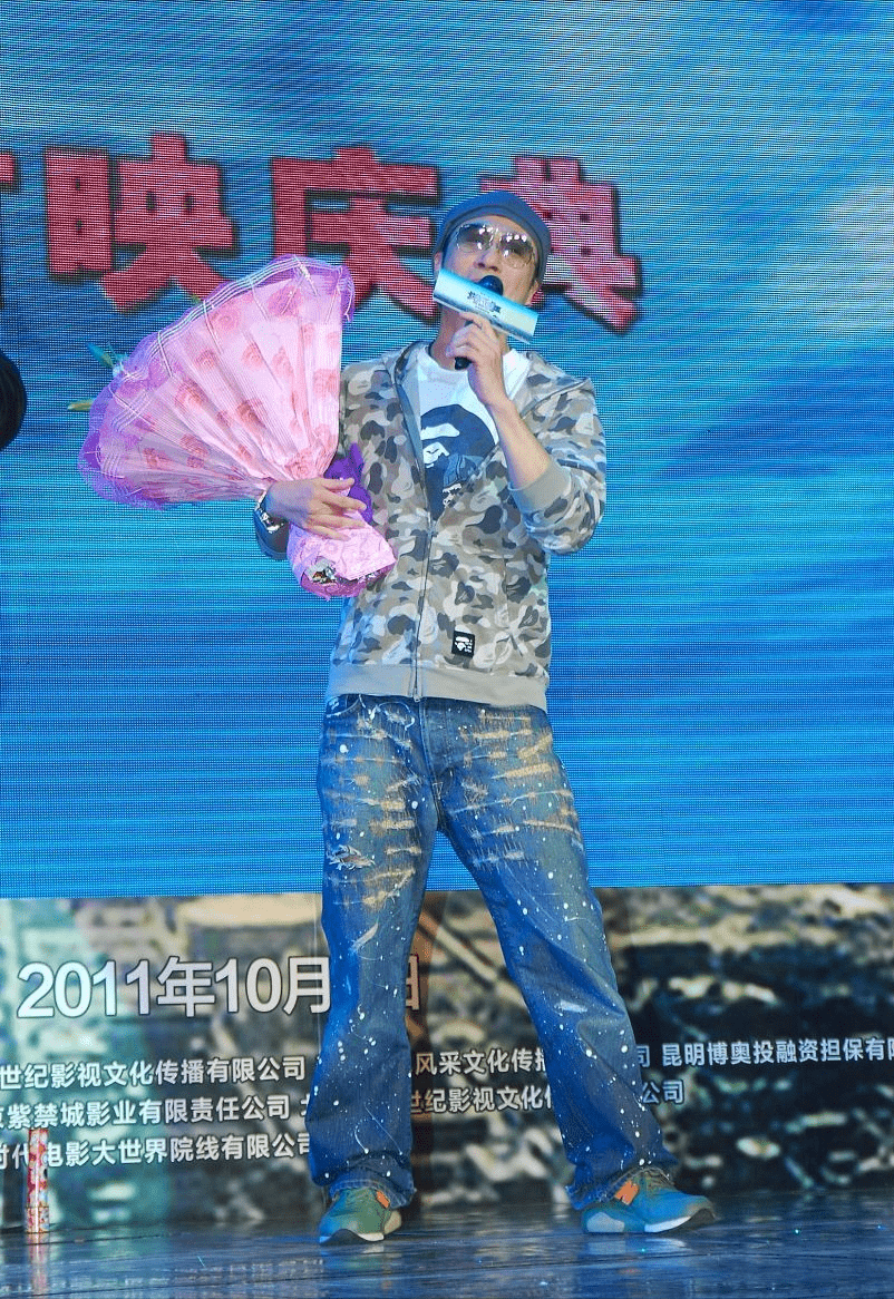 卫衣|吴镇宇快60岁了,仍愿意穿“孩子装”,迷彩卫衣配星空裤个性十足