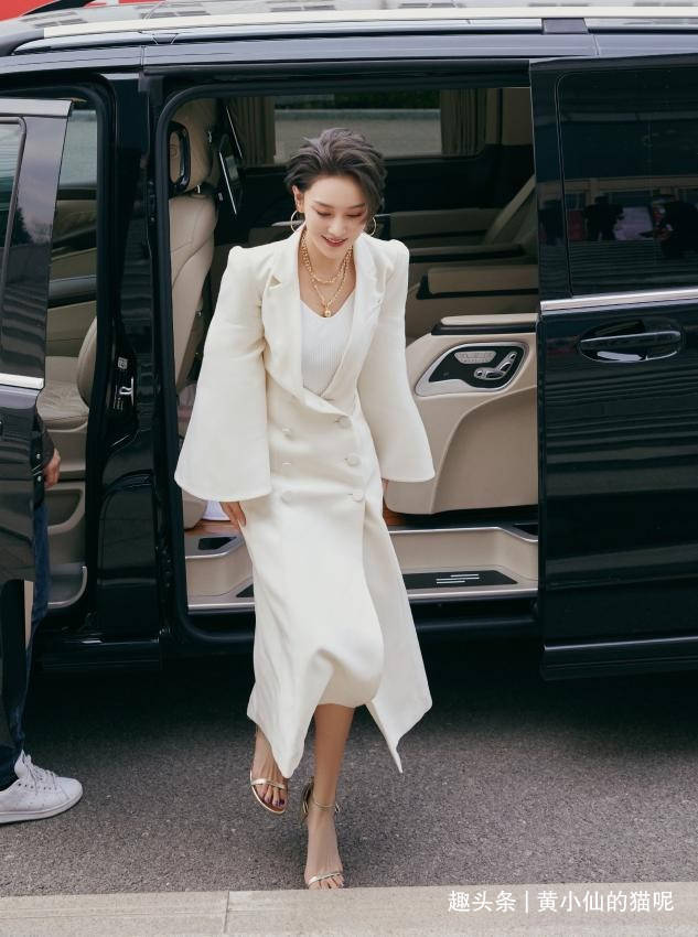 面部|短发的张馨予别有风韵，穿低领连衣裙秀凹凸曲线，女人味十足