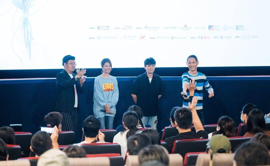 短裙|林心如新戏首映礼太抢眼，穿破洞卫衣配破洞裤，首次当老板真洋气