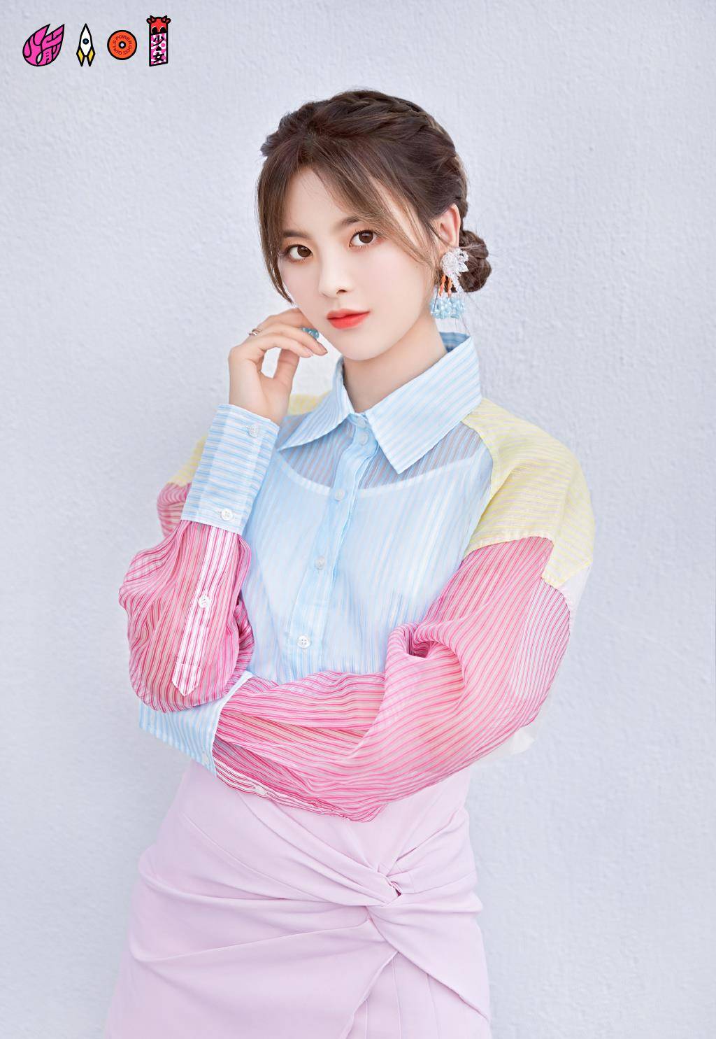 黑色|杨超越和关晓彤,只差1岁,同穿拼接衬衫,风格差距却这么大?